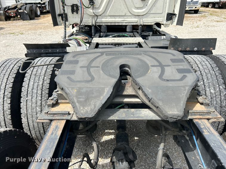 image for item EK3221 2017 Frieghtliner  Cascadia 113 semi truck