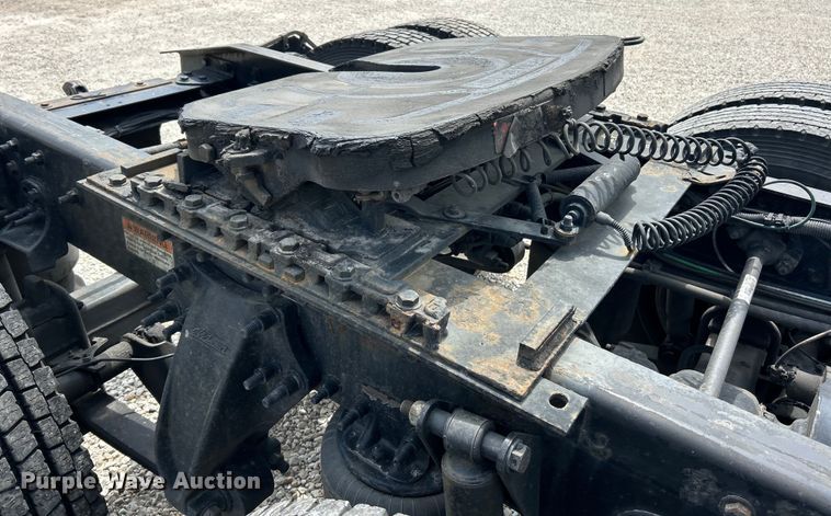 image for item EK3221 2017 Frieghtliner  Cascadia 113 semi truck