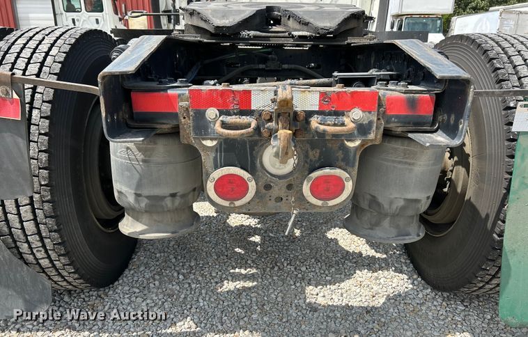 image for item EK3221 2017 Frieghtliner  Cascadia 113 semi truck