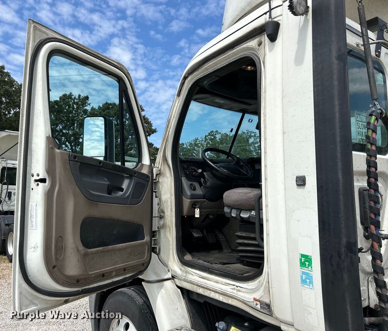 image for item EK3221 2017 Frieghtliner  Cascadia 113 semi truck