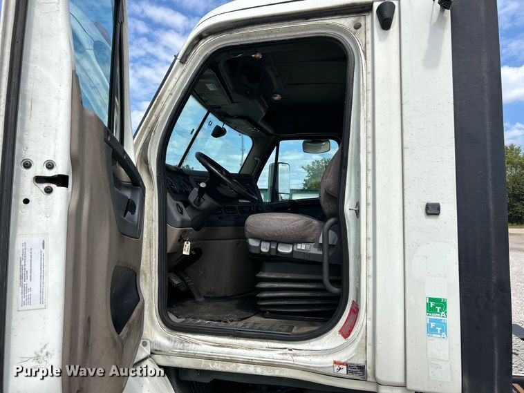 image for item EK3221 2017 Frieghtliner  Cascadia 113 semi truck