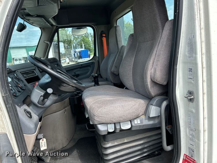 image for item EK3221 2017 Frieghtliner  Cascadia 113 semi truck