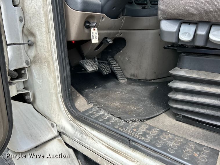 image for item EK3221 2017 Frieghtliner  Cascadia 113 semi truck