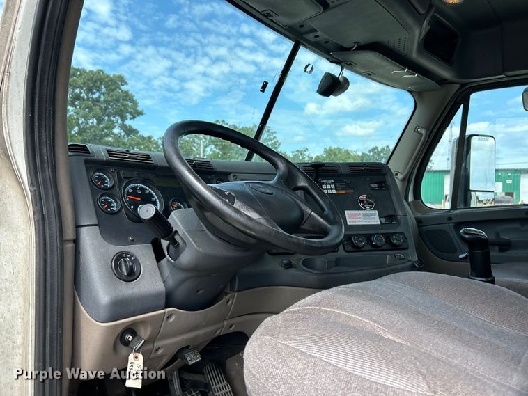 image for item EK3221 2017 Frieghtliner  Cascadia 113 semi truck
