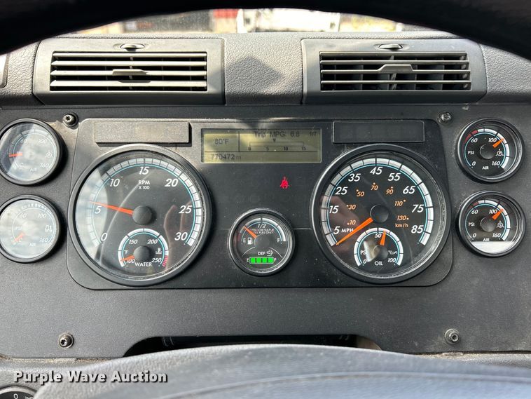 image for item EK3221 2017 Frieghtliner  Cascadia 113 semi truck