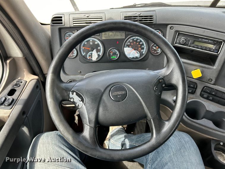 image for item EK3221 2017 Frieghtliner  Cascadia 113 semi truck