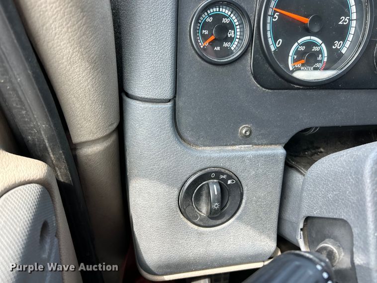 image for item EK3221 2017 Frieghtliner  Cascadia 113 semi truck