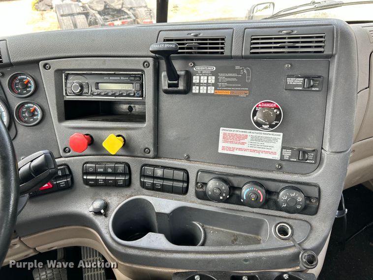 image for item EK3221 2017 Frieghtliner  Cascadia 113 semi truck