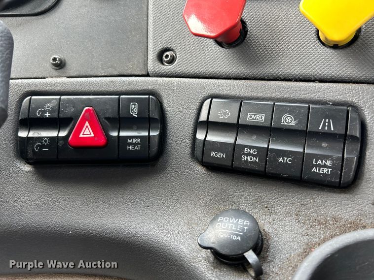 image for item EK3221 2017 Frieghtliner  Cascadia 113 semi truck