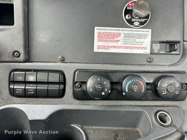 image for item EK3221 2017 Frieghtliner  Cascadia 113 semi truck