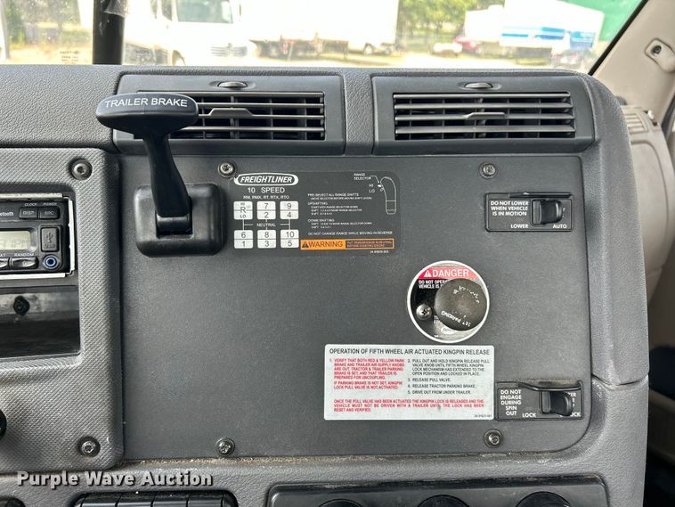 image for item EK3221 2017 Frieghtliner  Cascadia 113 semi truck