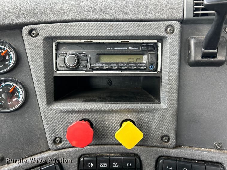 image for item EK3221 2017 Frieghtliner  Cascadia 113 semi truck