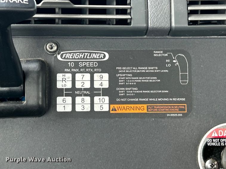 image for item EK3221 2017 Frieghtliner  Cascadia 113 semi truck