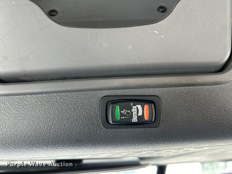 image for item EK3221 2017 Frieghtliner  Cascadia 113 semi truck