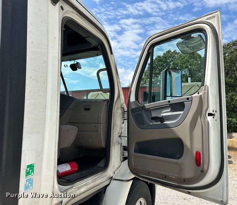 image for item EK3221 2017 Frieghtliner  Cascadia 113 semi truck