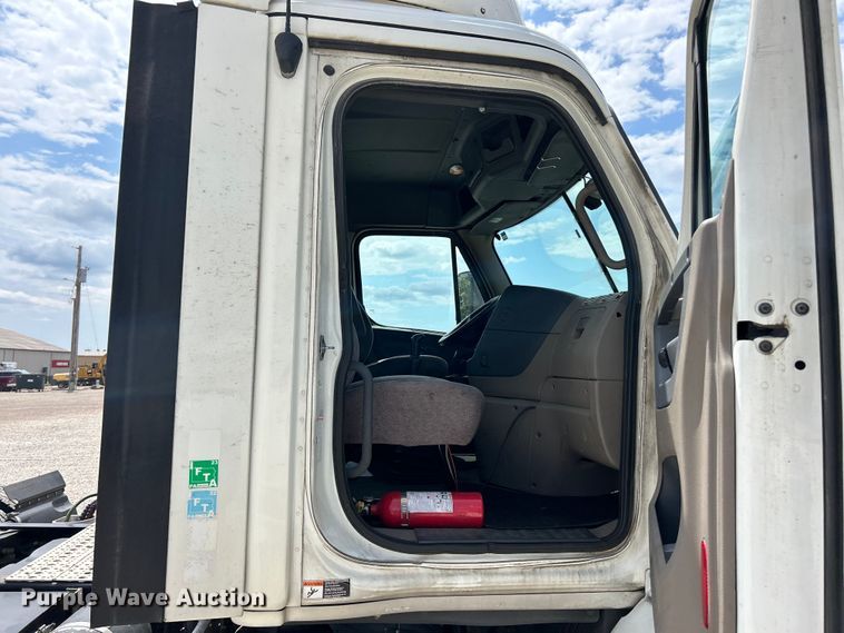 image for item EK3221 2017 Frieghtliner  Cascadia 113 semi truck