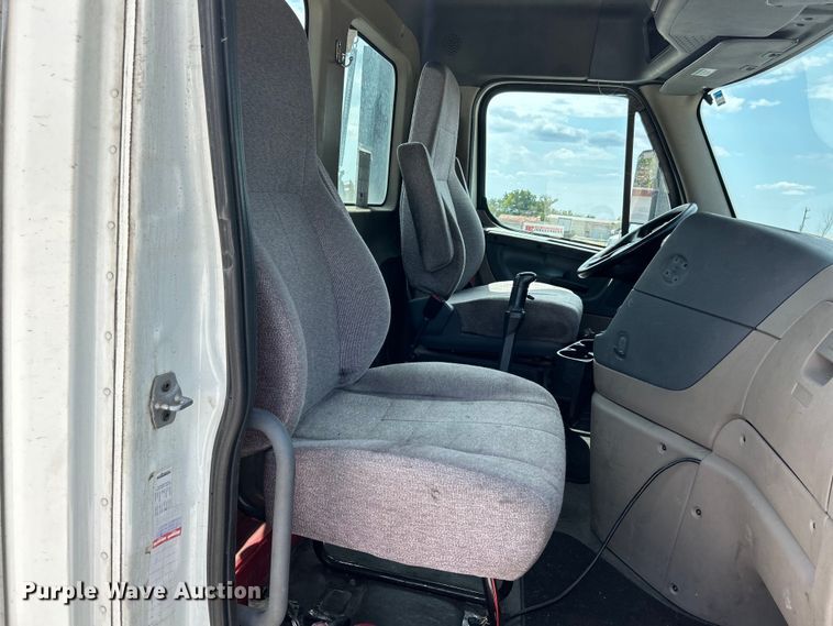 image for item EK3221 2017 Frieghtliner  Cascadia 113 semi truck