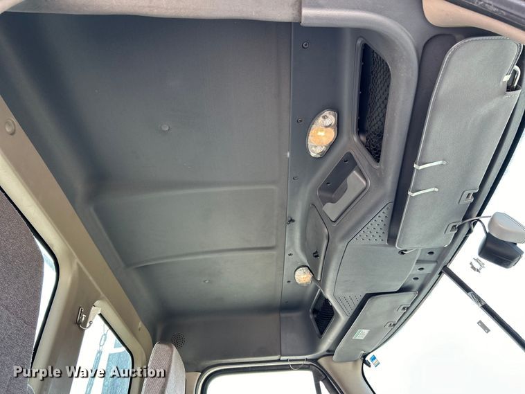 image for item EK3221 2017 Frieghtliner  Cascadia 113 semi truck