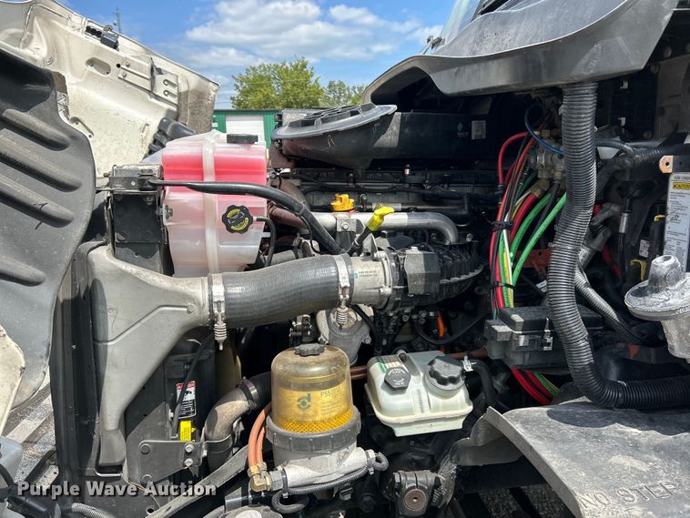 image for item EK3221 2017 Frieghtliner  Cascadia 113 semi truck