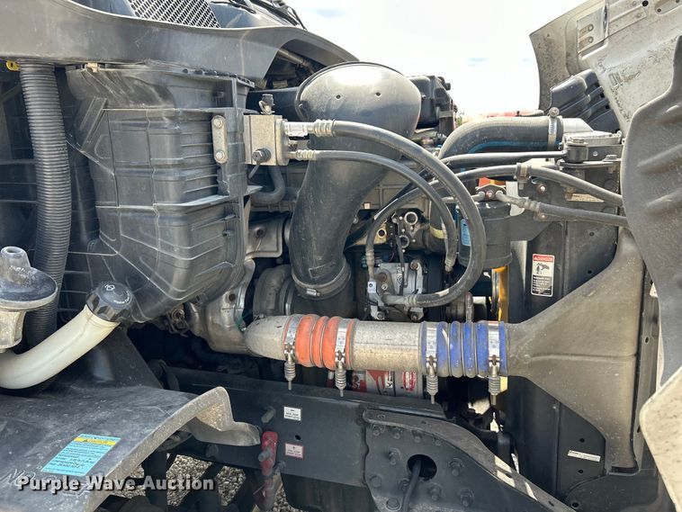 image for item EK3221 2017 Frieghtliner  Cascadia 113 semi truck