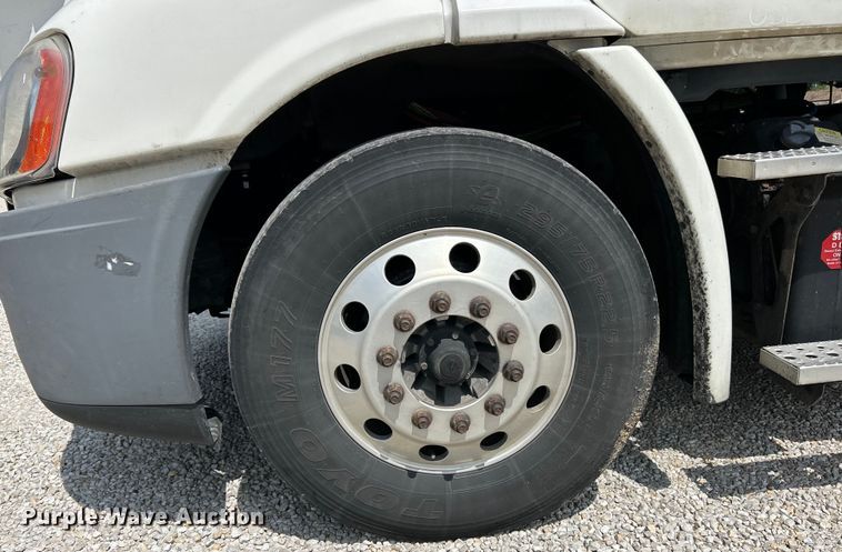 image for item EK3221 2017 Frieghtliner  Cascadia 113 semi truck