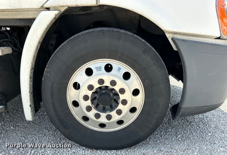 image for item EK3221 2017 Frieghtliner  Cascadia 113 semi truck