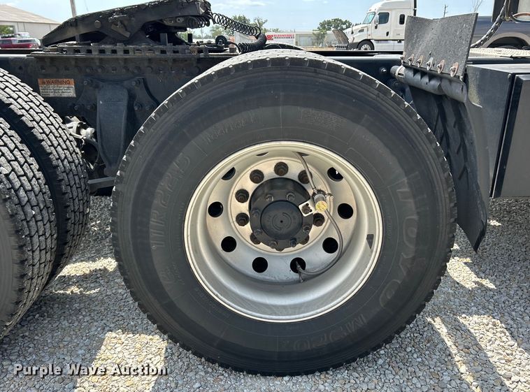 image for item EK3221 2017 Frieghtliner  Cascadia 113 semi truck