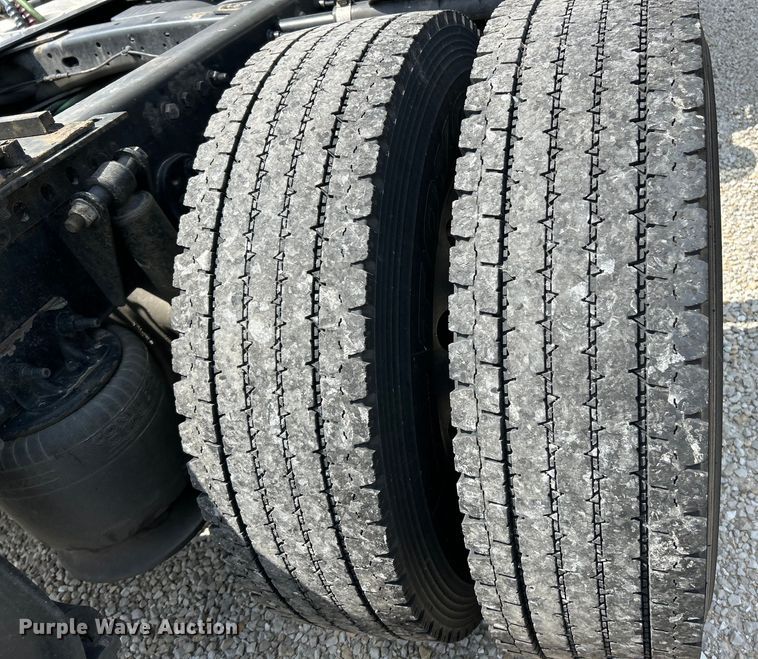 image for item EK3221 2017 Frieghtliner  Cascadia 113 semi truck