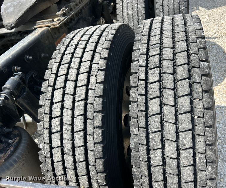 image for item EK3221 2017 Frieghtliner  Cascadia 113 semi truck