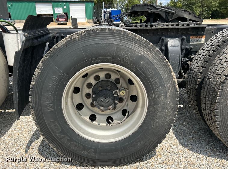 image for item EK3221 2017 Frieghtliner  Cascadia 113 semi truck