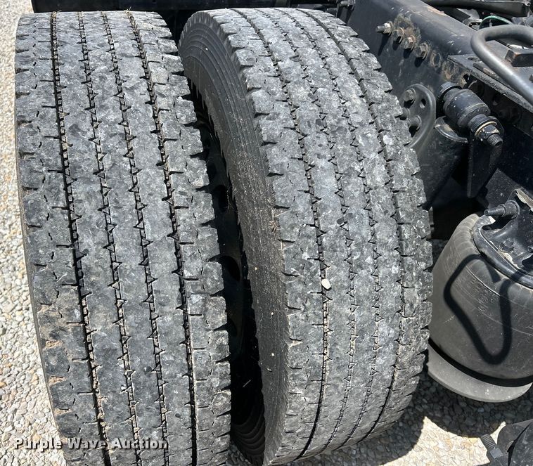 image for item EK3221 2017 Frieghtliner  Cascadia 113 semi truck