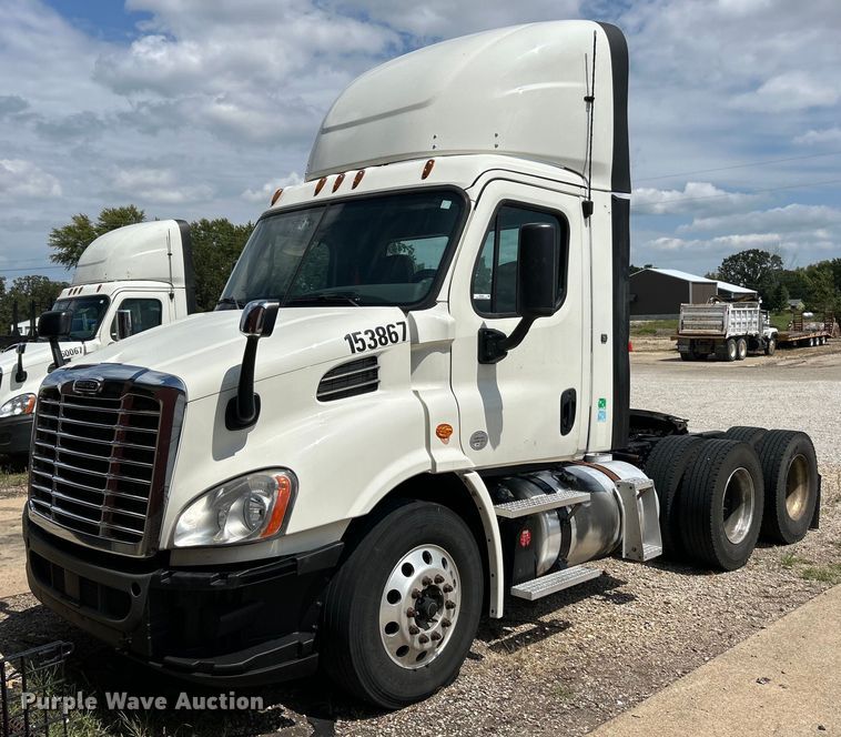 image for item EK3222 2017 Frieghtliner  Cascadia 113 semi truck