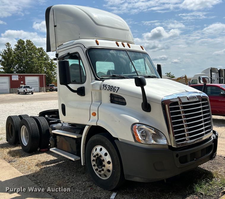 image for item EK3222 2017 Frieghtliner  Cascadia 113 semi truck