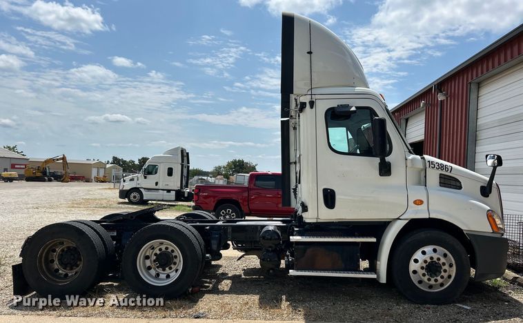 image for item EK3222 2017 Frieghtliner  Cascadia 113 semi truck