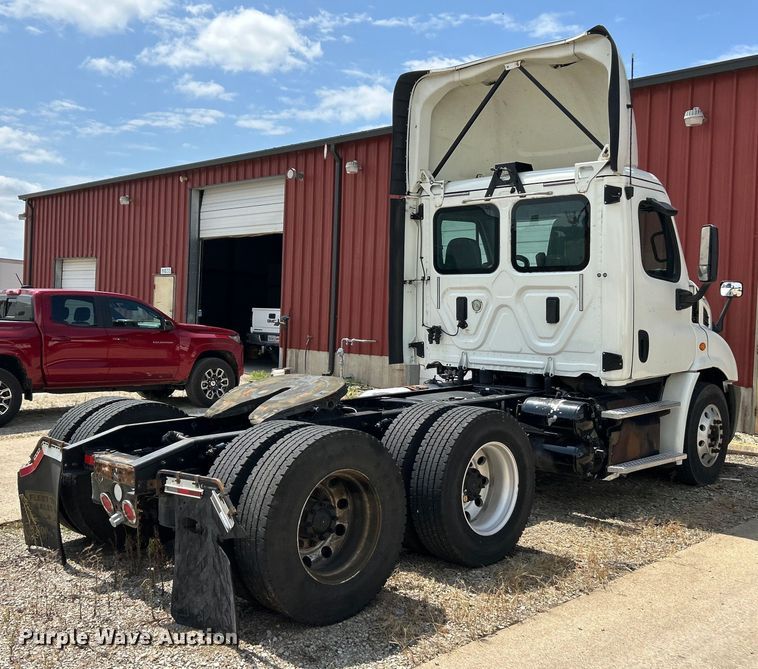 image for item EK3222 2017 Frieghtliner  Cascadia 113 semi truck