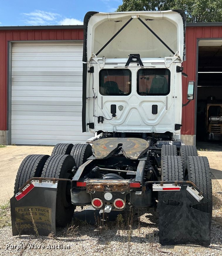 image for item EK3222 2017 Frieghtliner  Cascadia 113 semi truck