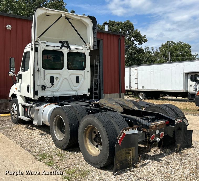 image for item EK3222 2017 Frieghtliner  Cascadia 113 semi truck