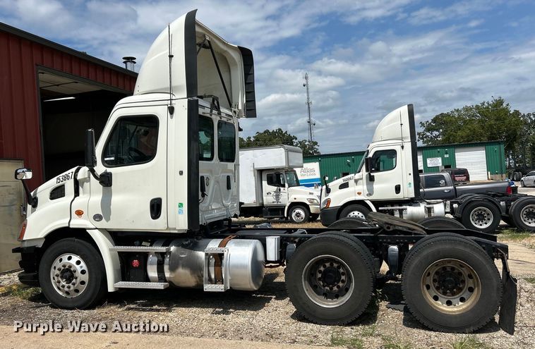 image for item EK3222 2017 Frieghtliner  Cascadia 113 semi truck