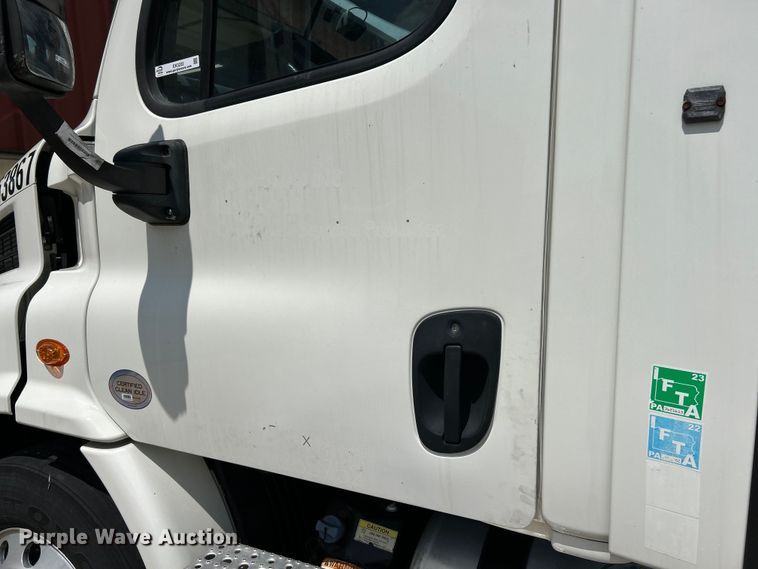 image for item EK3222 2017 Frieghtliner  Cascadia 113 semi truck