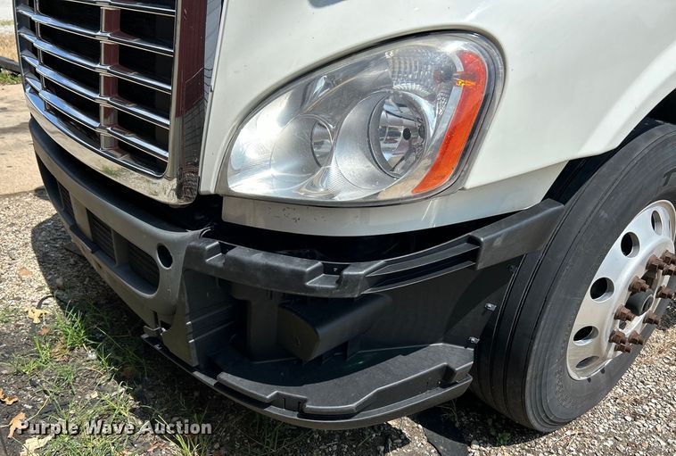 image for item EK3222 2017 Frieghtliner  Cascadia 113 semi truck