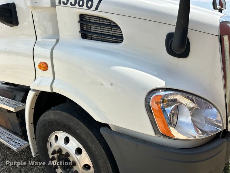 image for item EK3222 2017 Frieghtliner  Cascadia 113 semi truck