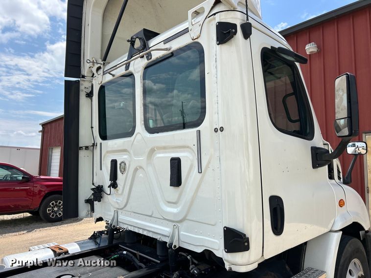 image for item EK3222 2017 Frieghtliner  Cascadia 113 semi truck