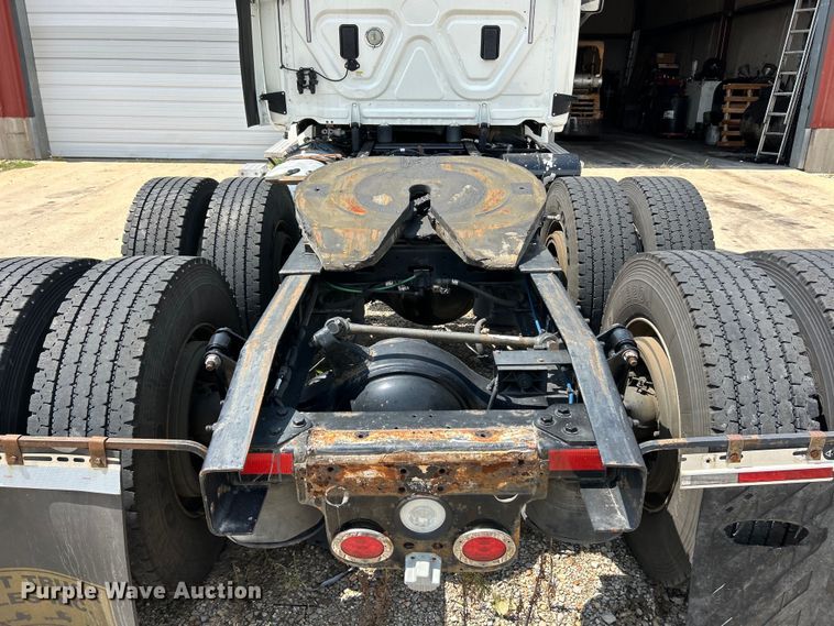 image for item EK3222 2017 Frieghtliner  Cascadia 113 semi truck