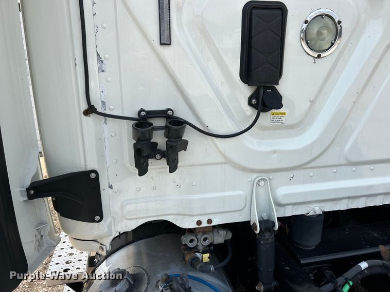 image for item EK3222 2017 Frieghtliner  Cascadia 113 semi truck