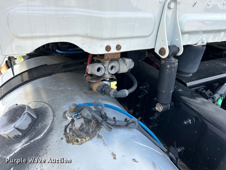 image for item EK3222 2017 Frieghtliner  Cascadia 113 semi truck