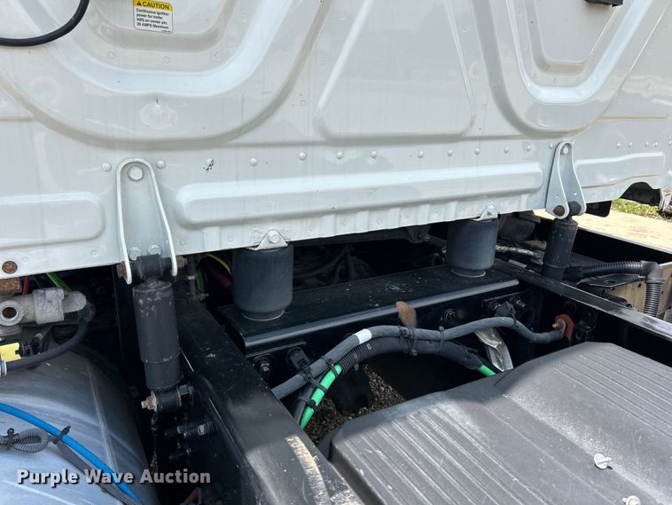 image for item EK3222 2017 Frieghtliner  Cascadia 113 semi truck