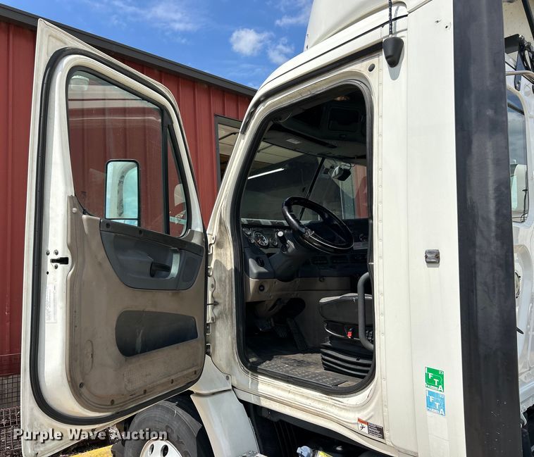 image for item EK3222 2017 Frieghtliner  Cascadia 113 semi truck