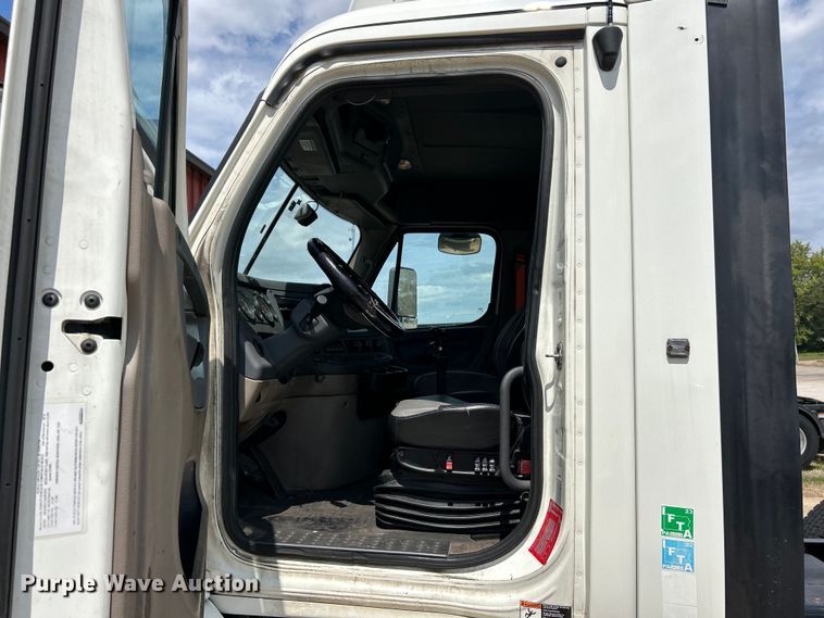 image for item EK3222 2017 Frieghtliner  Cascadia 113 semi truck