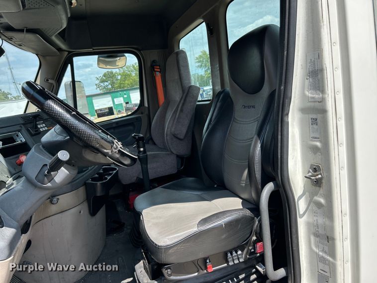 image for item EK3222 2017 Frieghtliner  Cascadia 113 semi truck