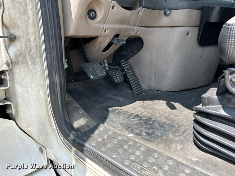 image for item EK3222 2017 Frieghtliner  Cascadia 113 semi truck